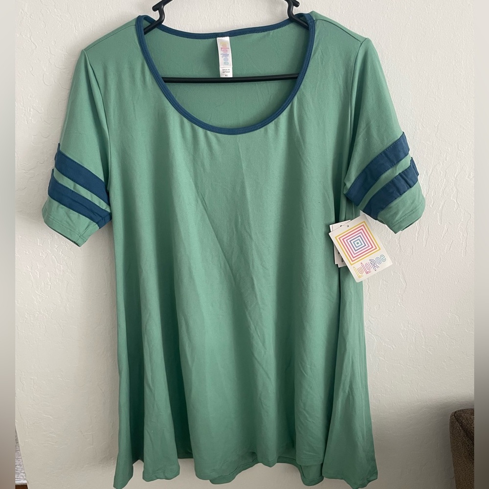 LuLaRoe Shirt NWT size XS